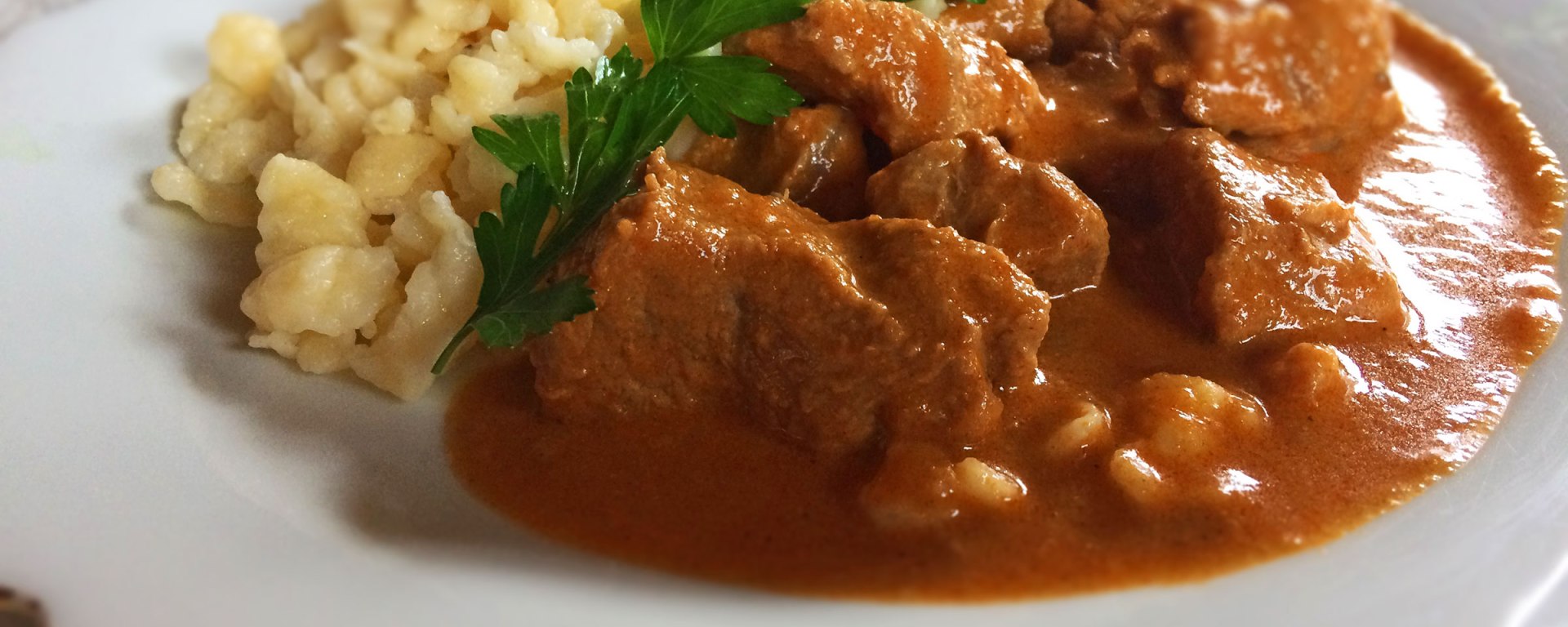 Kalbsgulasch mit Spätzle nach Mamas Rezept
