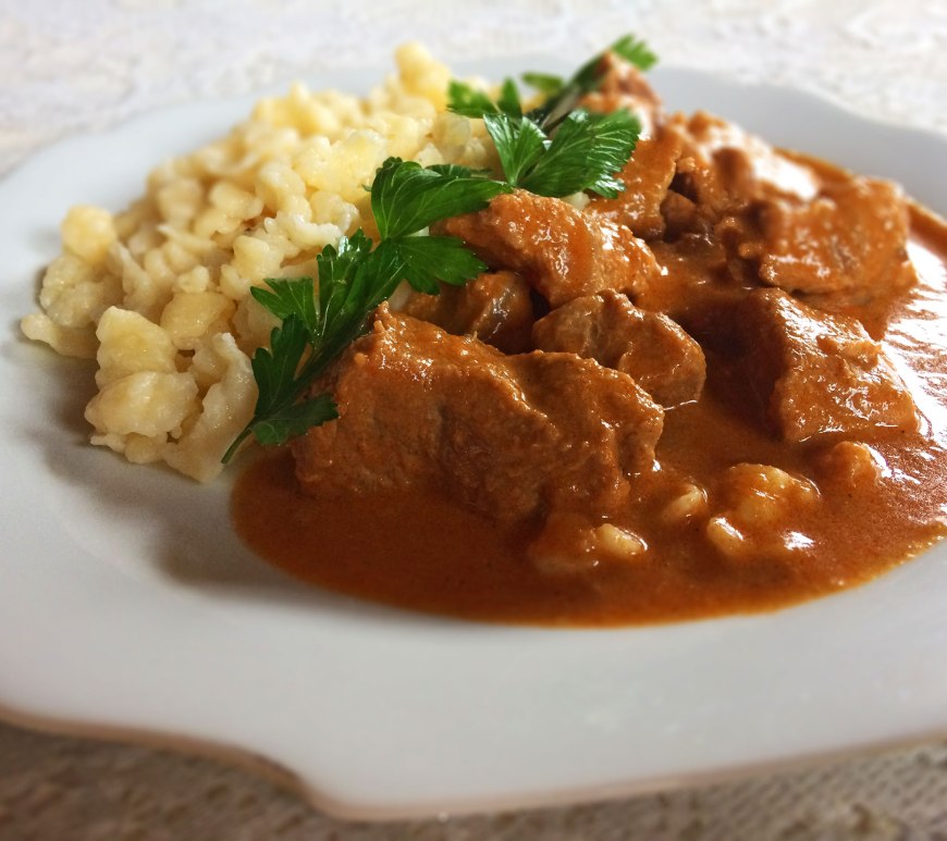 Kalbsgulasch mit Spätzle nach Mamas Rezept